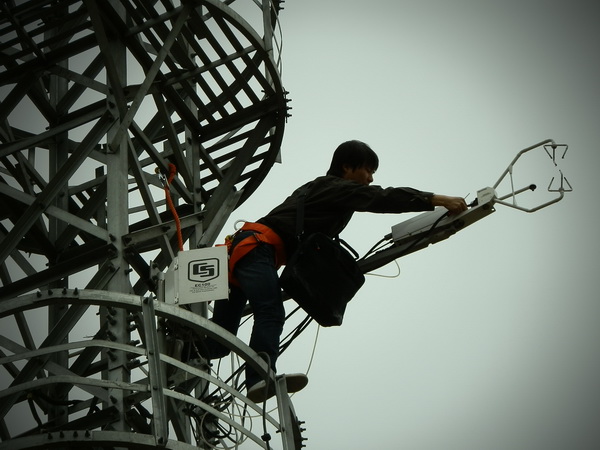 天諾基業工作人員正在對位于北京奧林匹克森林公園內的閉路通量系統進行維護